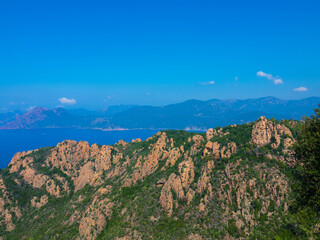Spektakulärer Blick auf die roten Felsen in Nordkorsika, genannt Calanches de Piana, Frankreich