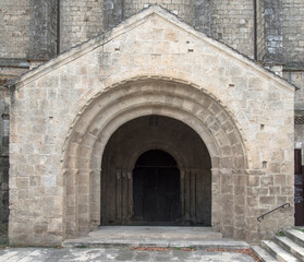 Fototapeta na wymiar Porte d'entrée de l'église de Caunes-Minervois, France