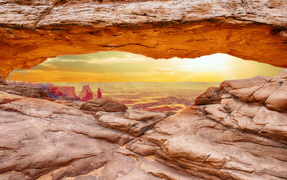 Vivid sunrise through Mesa Arch in Canyon Lands © Fyle