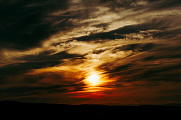 Obraz premium Coucher de soleil avec des couleurs incroyables au bord de la mer Méditerranée
