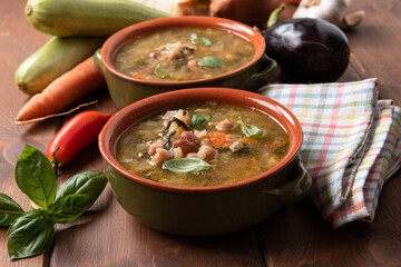 Deliziosa zuppa contadina di ortaggi biologici