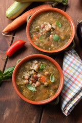 Deliziosa zuppa contadina di ortaggi biologici