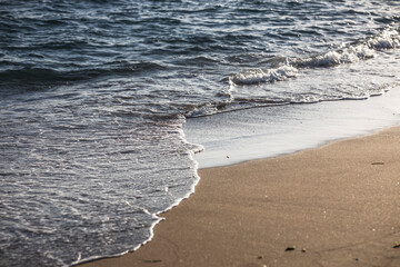 ocean ​​waves hitting the beach