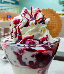 vanilla cream with berries mobile foto