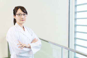 白衣の女子学生理系学生医学生wall Mural Wallpaper Murals Metamorworks