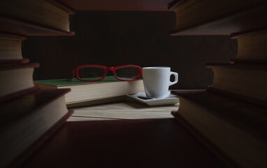 Taza de cafe junto a un libro de tapa dura
