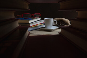 Taza de café caliente y algunos libros