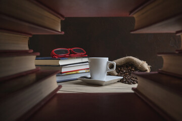 Taza de café caliente con algunos libros