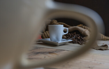 Vista de una taza de café caliente a través del asa de una taza