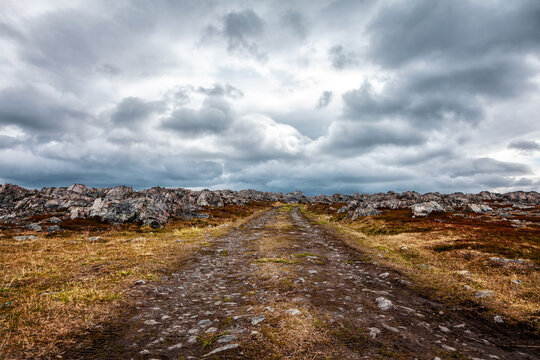 Steiniger Weg über ein Fjell der Finnmark in Norwegen