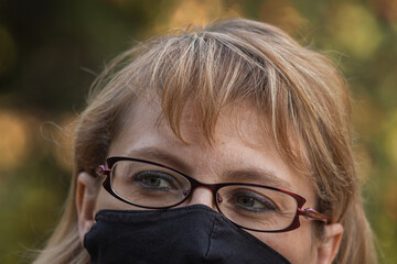 set portrait of a youg woman with blask protective mask © Mario
