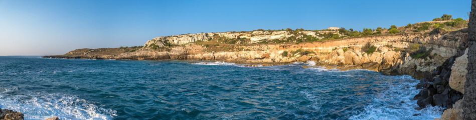 Fototapeta na wymiar Großes Panorama einer Bucht am Mittelmeer mit steilen Felsen und Wellen in der Brandung