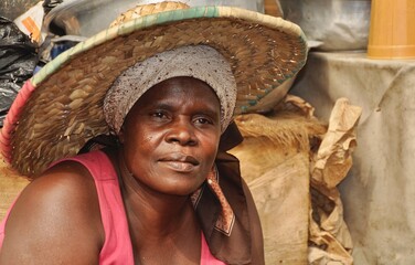 Afrikanische Marktfrau mit großem Strohhut