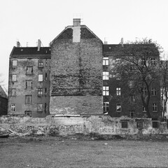 Heruntergekommenes Wohnhaus an der Pappelallee in Berlin-Prenzlauer Berg. *Aufnahmedatum gesch&auml;tzt*
