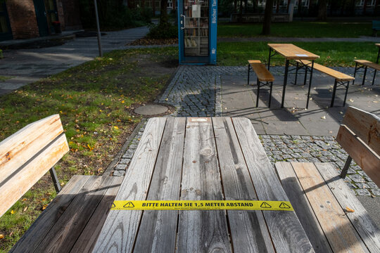 Bitte 1,5 Meter Abstand halten - Aufkleber auf Tischen eines Freisitzes einer Berliner Kantine