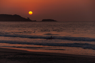 伊豆、下田の早朝女性サーファー 静岡 日本 アジア