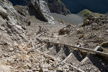 Verfallene Holztreppe durch Ger&ouml;llh&auml;ng im Karwendel-Gebirge
