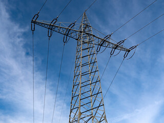 Strommast vor blauem Himmel