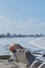Flotador Salvavidas Naranja en una roca
