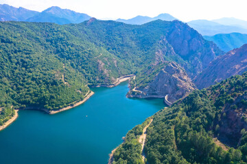 Luftaufnahme vom See Tolla und des gleichnamigen Dorfes. Der Lac de Tolla ist ein Stausee auf der...
