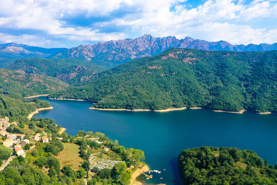 Luftaufnahme vom See Tolla und des gleichnamigen Dorfes. Der Lac de Tolla ist ein Stausee auf der Mittelmeerinsel Korsika. Er befindet sich im S&uuml;den der Insel, &ouml;stlich der Hauptstadt Ajaccio