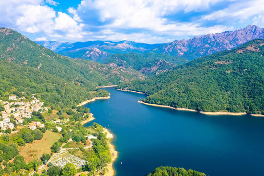 Luftaufnahme vom See Tolla und des gleichnamigen Dorfes. Der Lac de Tolla ist ein Stausee auf der Mittelmeerinsel Korsika. Er befindet sich im S&uuml;den der Insel, &ouml;stlich der Hauptstadt Ajaccio