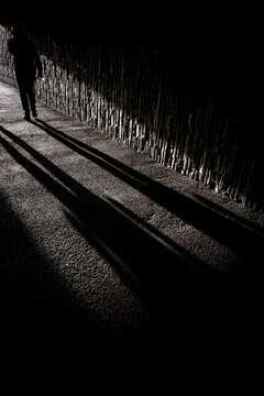 Unterf&uuml;hrung mit Licht und Schatten