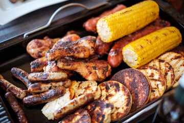 Viel Gegrilltes auf dem Tisch