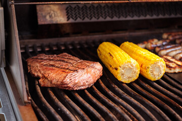 Steak und Mais am Grill