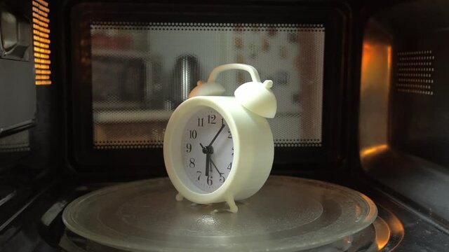 Microwave inside, inside the oven rotates on a plate alarm clock. Showing up on time, the warranty is broken, the cooking.