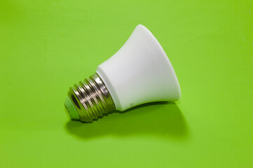 Lâmpada de led com fundo verde para chroma key