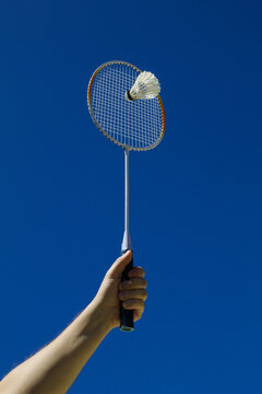 Raquete de badminton com peteca e fundo do c&eacute;u azul