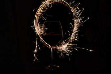Zwei Gläser Wein mit Lichterspiel, Feuerwerk, Happy New year 20120 2021 Spezial Effekt