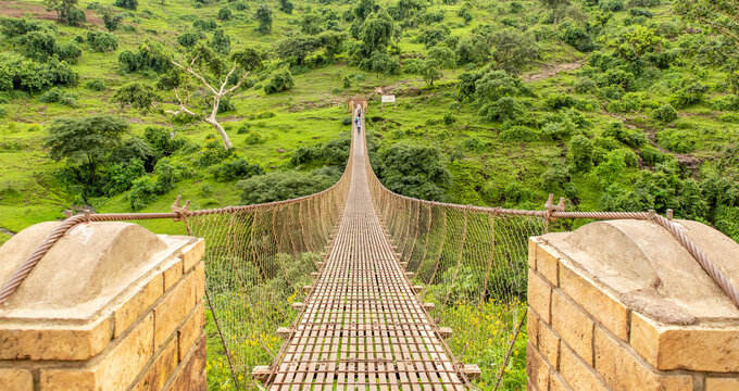 Fototapeta A bridge over a rapid stream to the Blue Nile Falls viewpoint. 