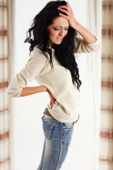 Frau mit Rückenbeschwerden