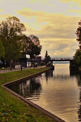 Wyjście z kanału łuczańskiego na jezioro Niegocin w Giżycku, malownicze jesienne słońce. - obrazy, fototapety, plakaty