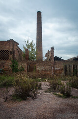 Una ciminiera nella vecchia fabbrica Montevivo a Empoli ormai abbandonata da anni