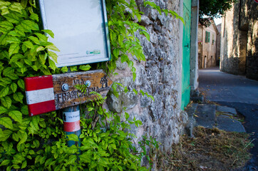 Una freccia di legno indica la direzione della Via Francigena in Lunigiana