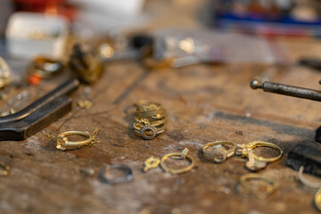 goldsmith's workshop, goldsmith's repairs, ring making, goldsmith's workshop, jewelery shop, jewelery repair, ring enlargement, artistic jewelery