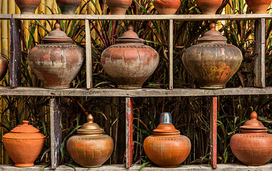 Kr&uuml;ge im Tempel