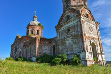 Obraz premium Old brick abandoned orthodox Church of the Trinity Church. abandoned Trinity Church in the village of Zasechnoye. abandoned red brick church in the thicket, abandoned temple in the field