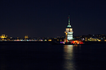 Obraz premium Great shot at night of Maidens Tower in Istanbul Bosphorus in Turkey.