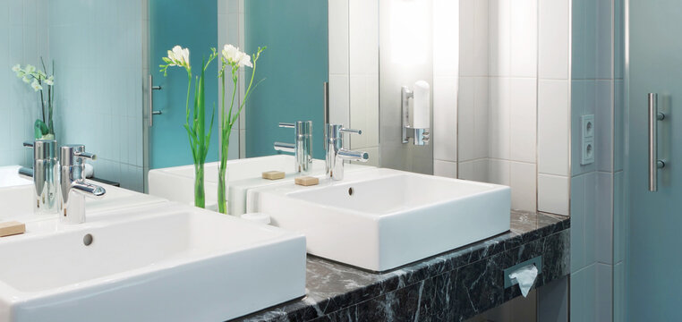 Zwei Waschbecken mit sch&ouml;ner Dekoration