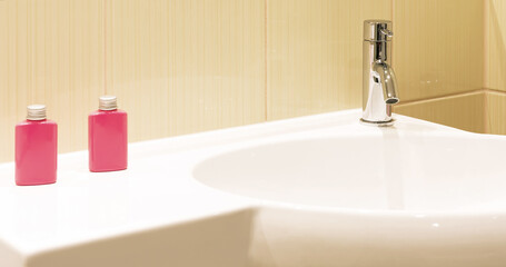 Waschbecken mit Wasserhahn und Seife-modernes Badezimmer