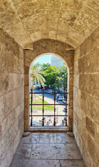 Fototapeta premium Ventana al exterior en las torres de Los Serrano de Valencia