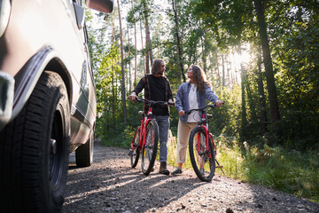 Obraz premium Couple on a bike riding in the forest