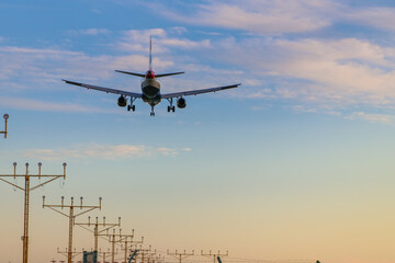 Fototapeta na wymiar Aterrizaje de avión en aeropuerto de Málaga