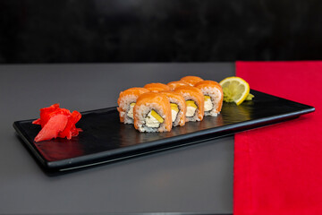 Philadelphia roll sushi with salmon, prawn, avocado, cream cheese на чорнім підносі. Sushi menu. Maki and rolls with tuna, salmon, shrimp, crab and avocado.