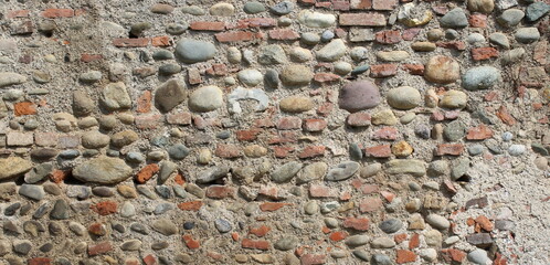 Rivestimento di un muro in pietra naturale