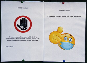 Schild auf Italienisch: STOP!  Hier ist Maskenpflicht.